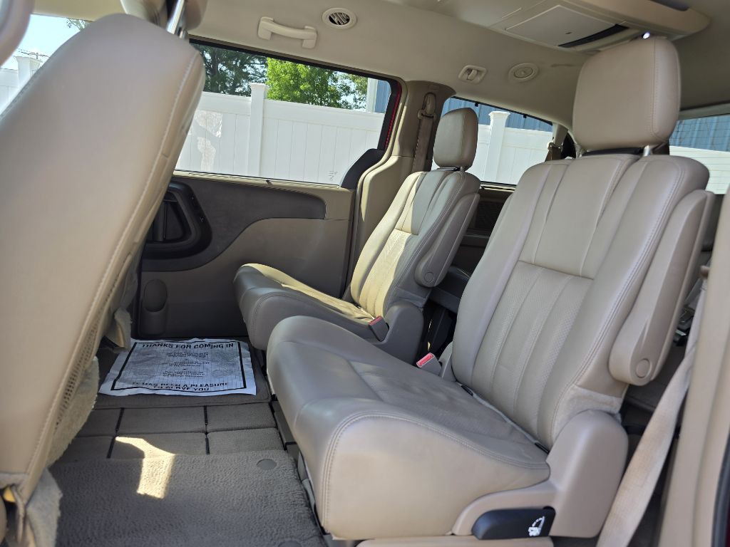 2013 Chrysler Town & Country Image 12