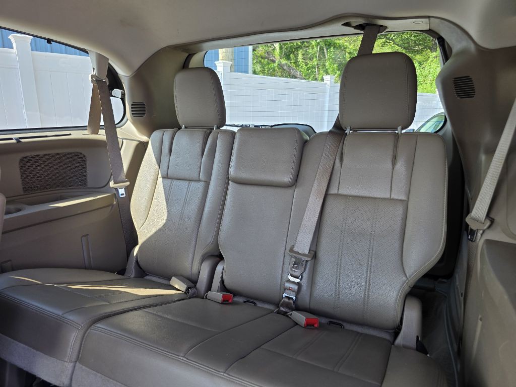 2013 Chrysler Town & Country Image 15