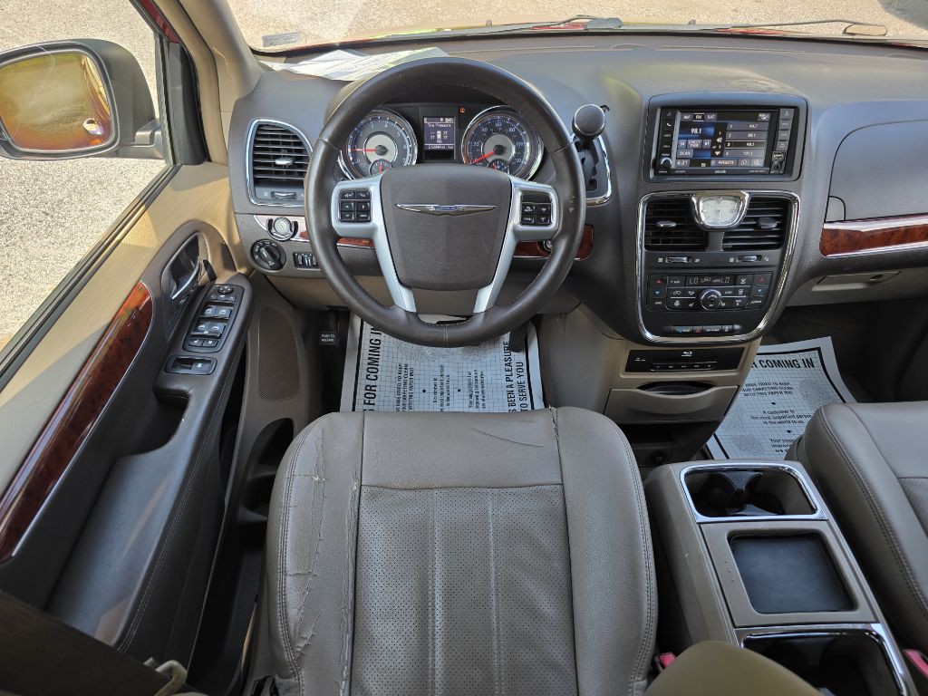 2013 Chrysler Town & Country Image 17