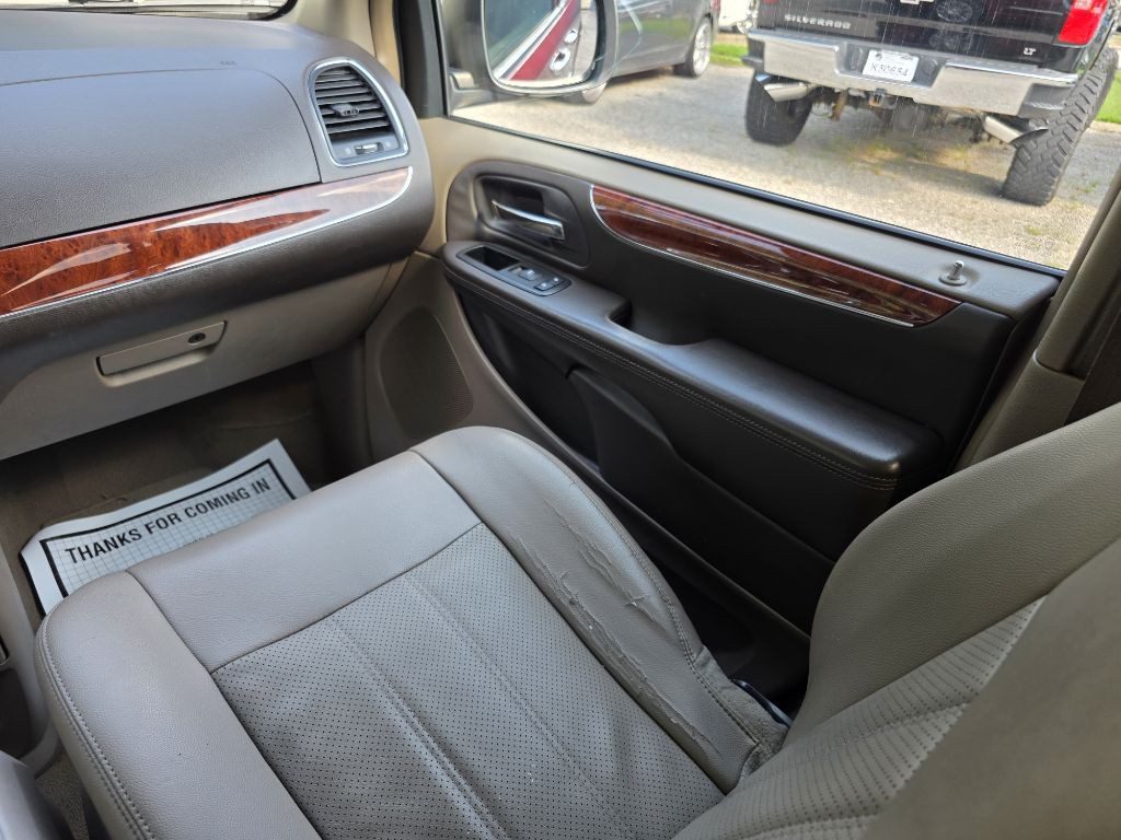 2013 Chrysler Town & Country Image 18