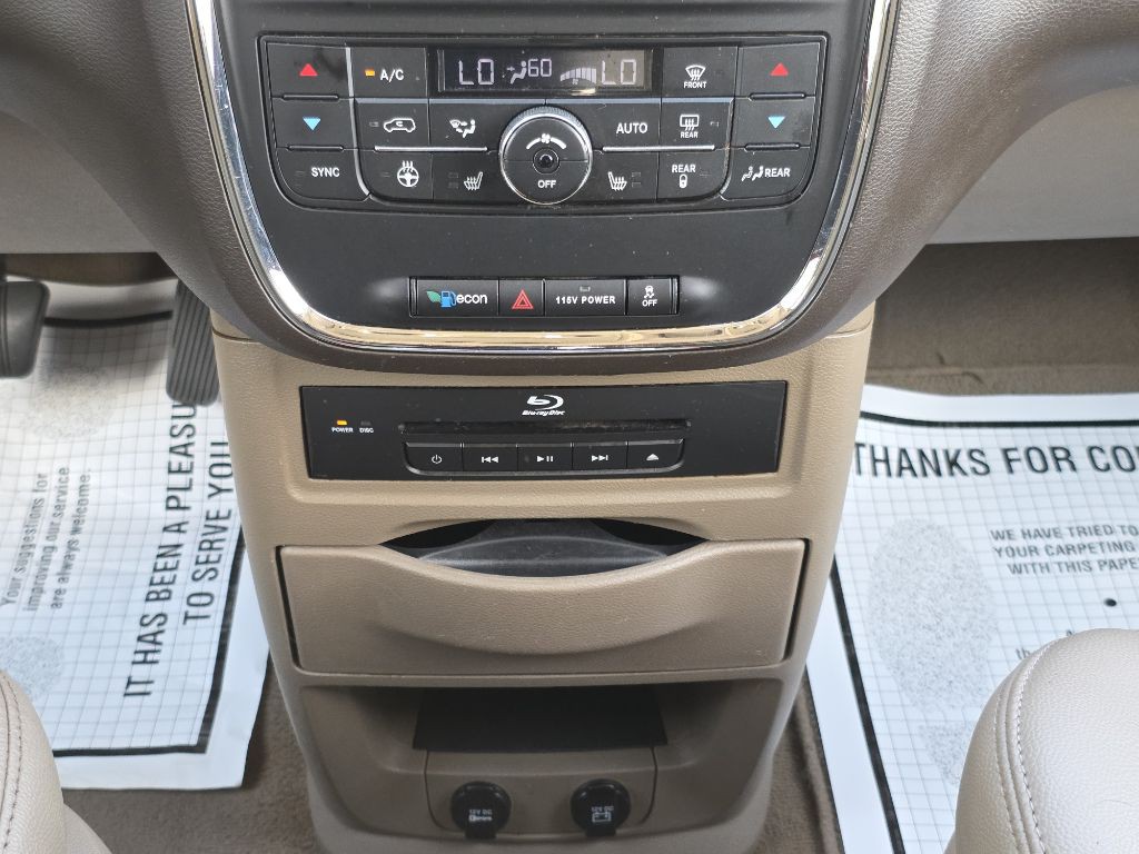 2013 Chrysler Town & Country Image 21