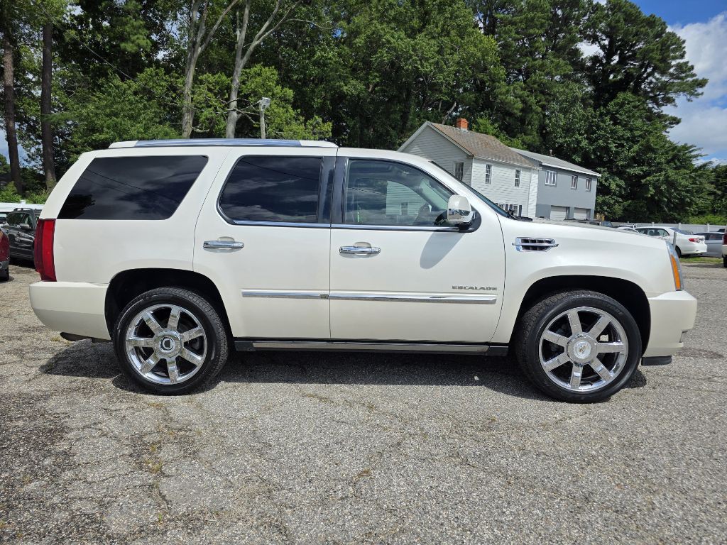 2011 Cadillac Escalade Image 2