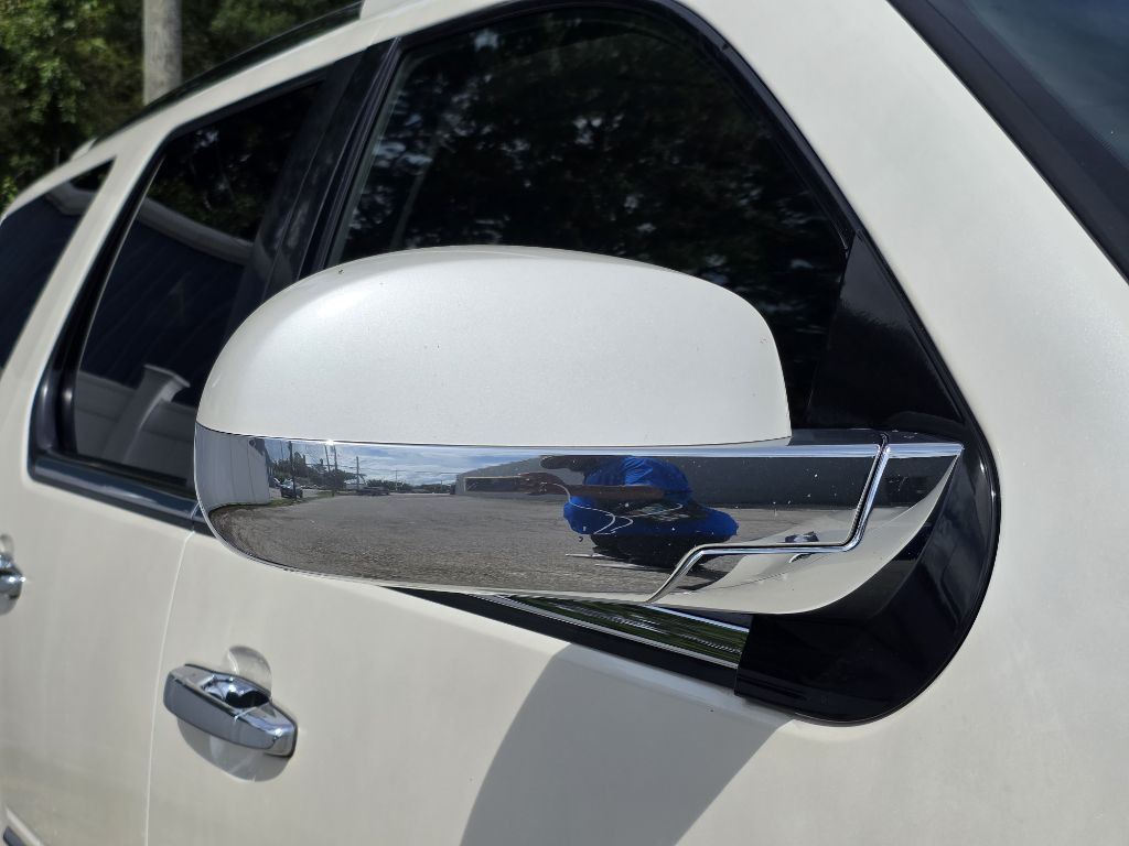 2011 Cadillac Escalade Image 12