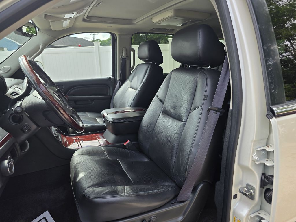 2011 Cadillac Escalade Image 16