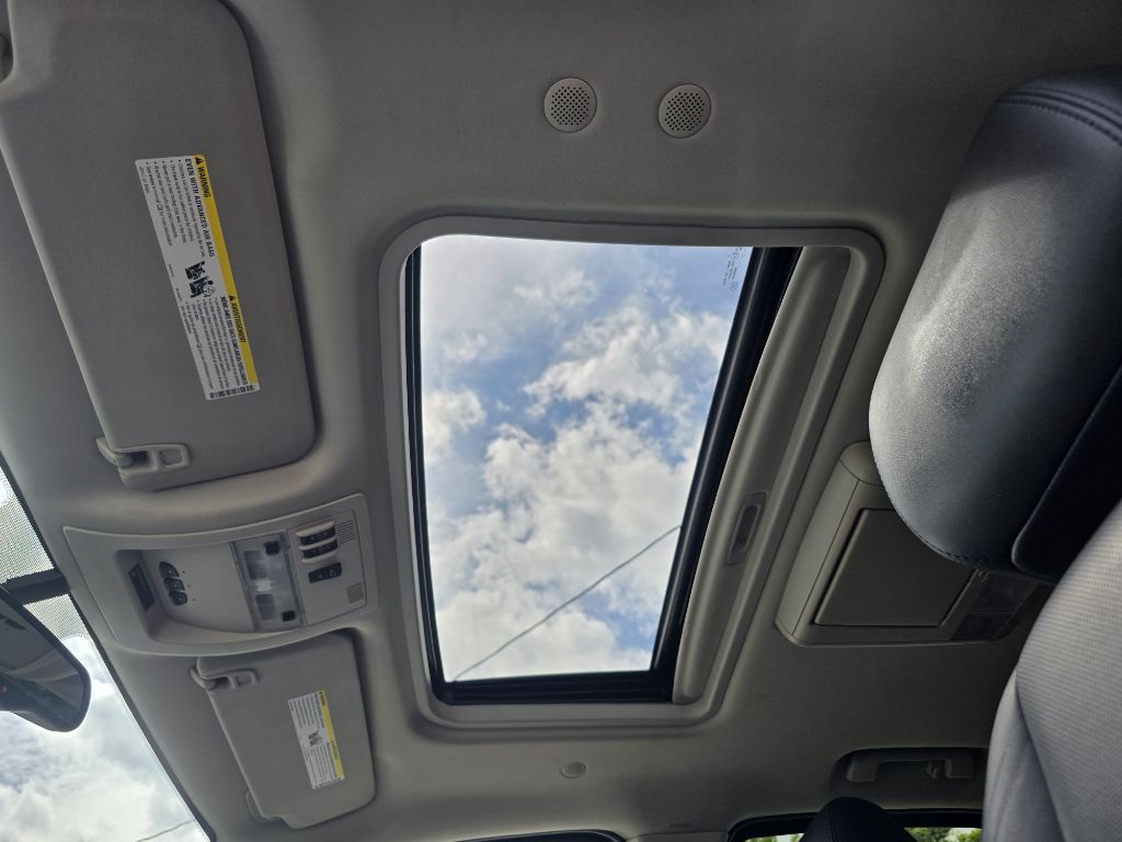 2011 Cadillac Escalade Image 21