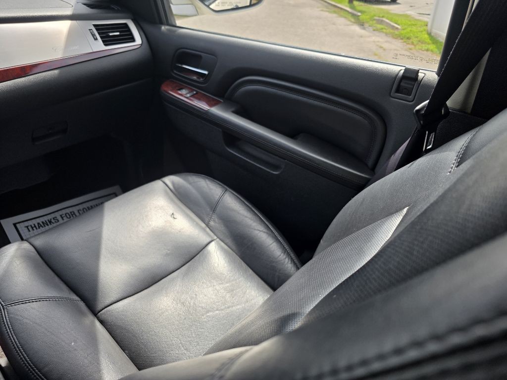 2011 Cadillac Escalade Image 22