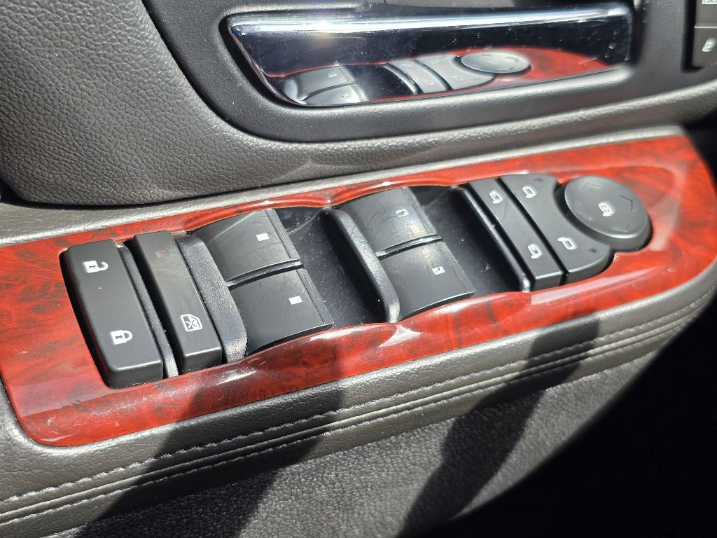 2011 Cadillac Escalade Image 25