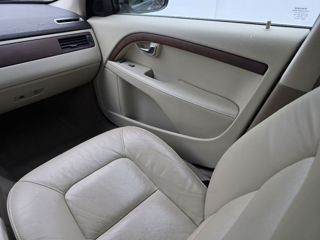 2011 Volvo XC70 Image 16