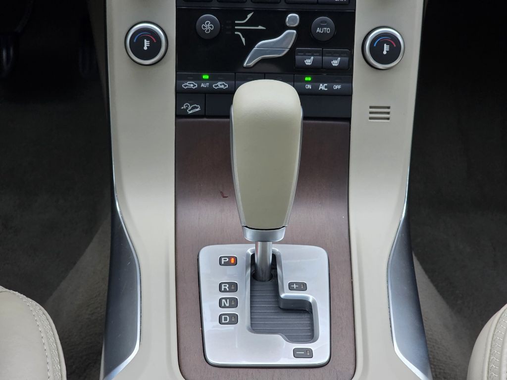 2011 Volvo XC70 Image 17