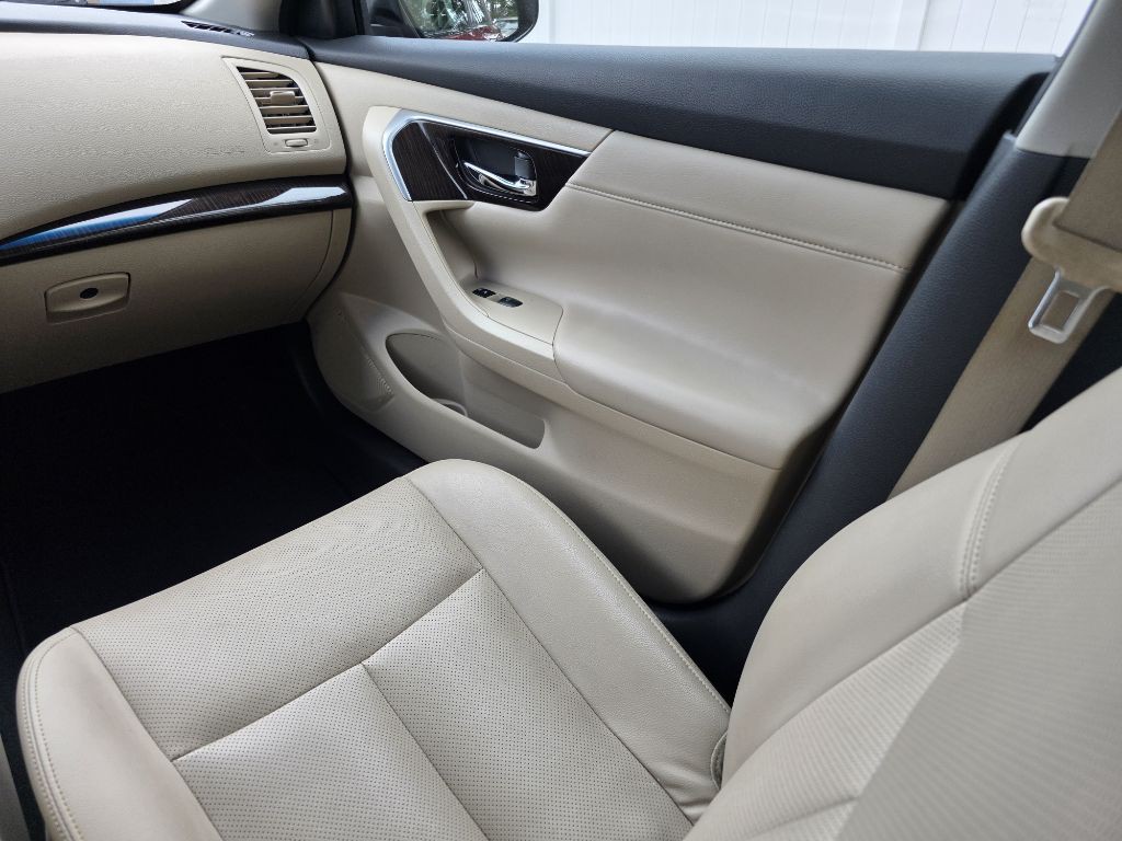 2015 Nissan Altima Image 16