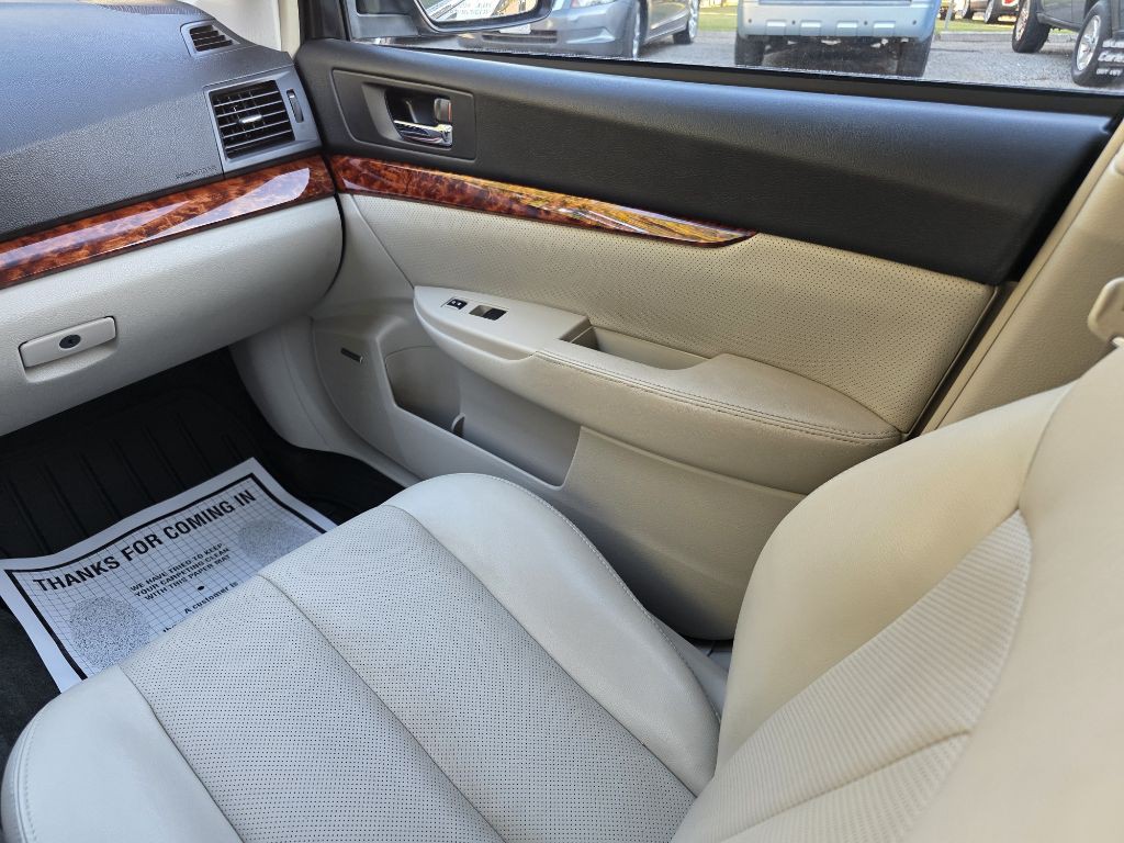2011 Subaru Outback Image 18