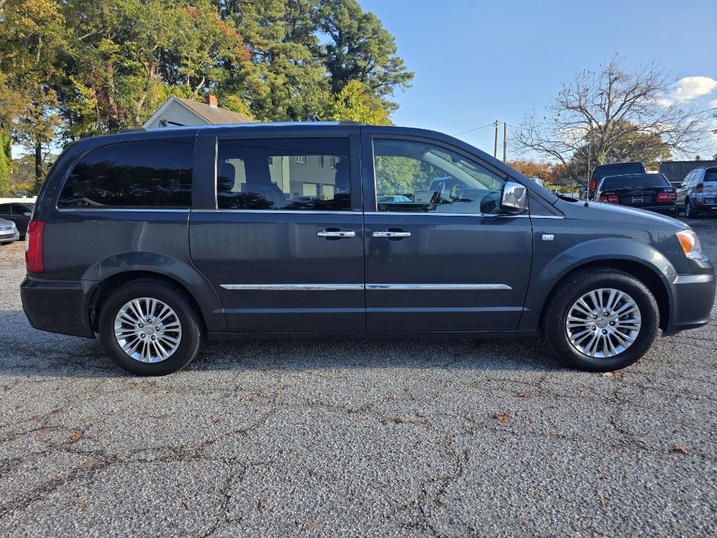 2014 Chrysler Town & Country Image 2