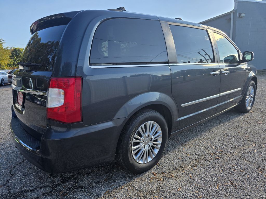 2014 Chrysler Town & Country Image 4