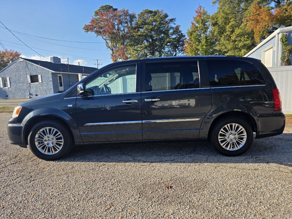2014 Chrysler Town & Country Image 8
