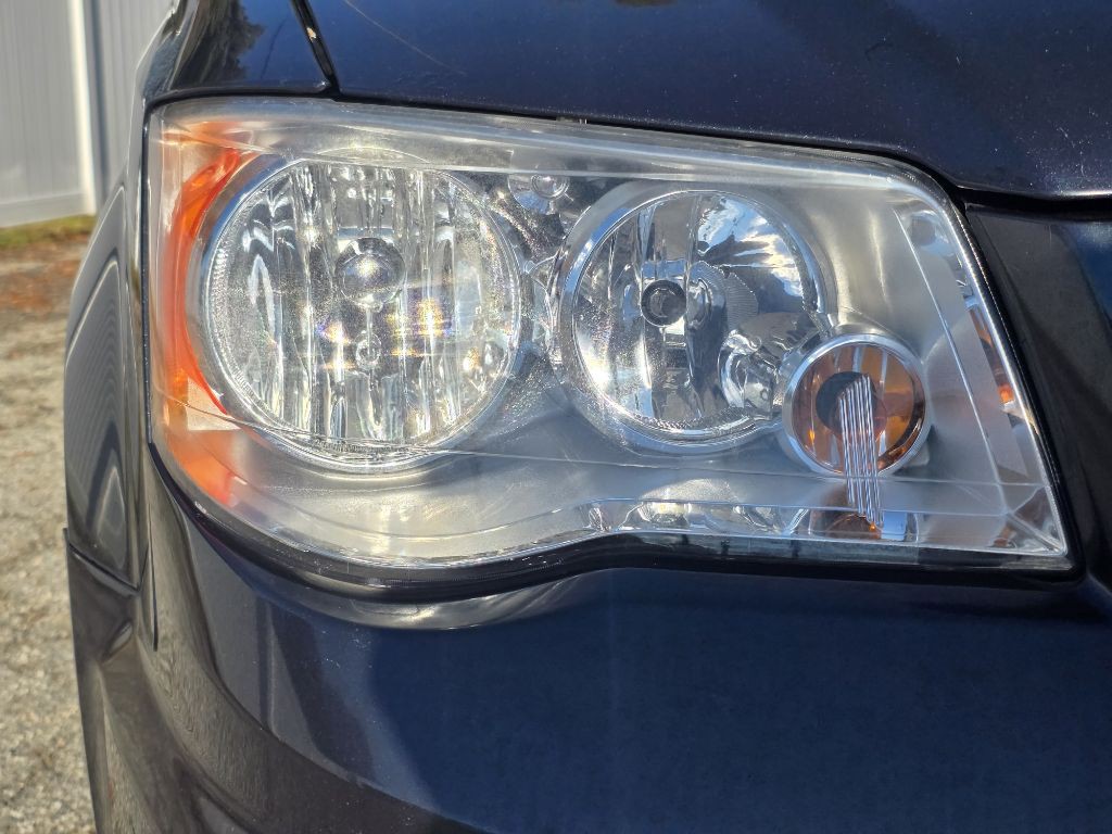 2014 Chrysler Town & Country Image 9