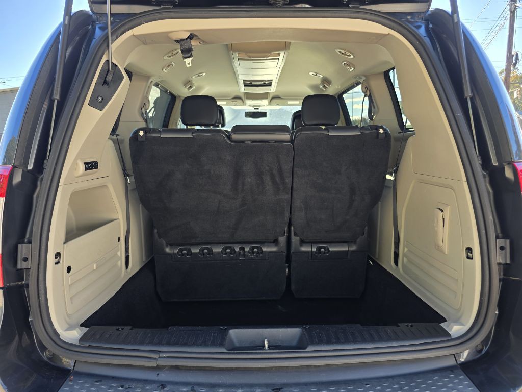 2014 Chrysler Town & Country Image 11