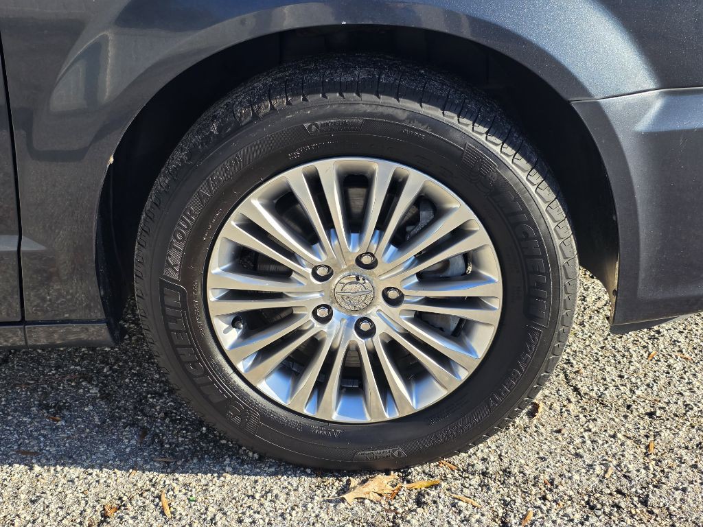 2014 Chrysler Town & Country Image 12