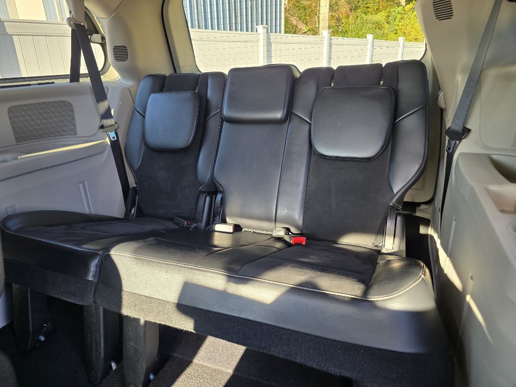 2014 Chrysler Town & Country Image 13