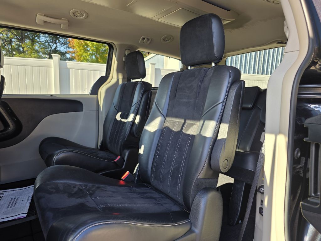 2014 Chrysler Town & Country Image 14