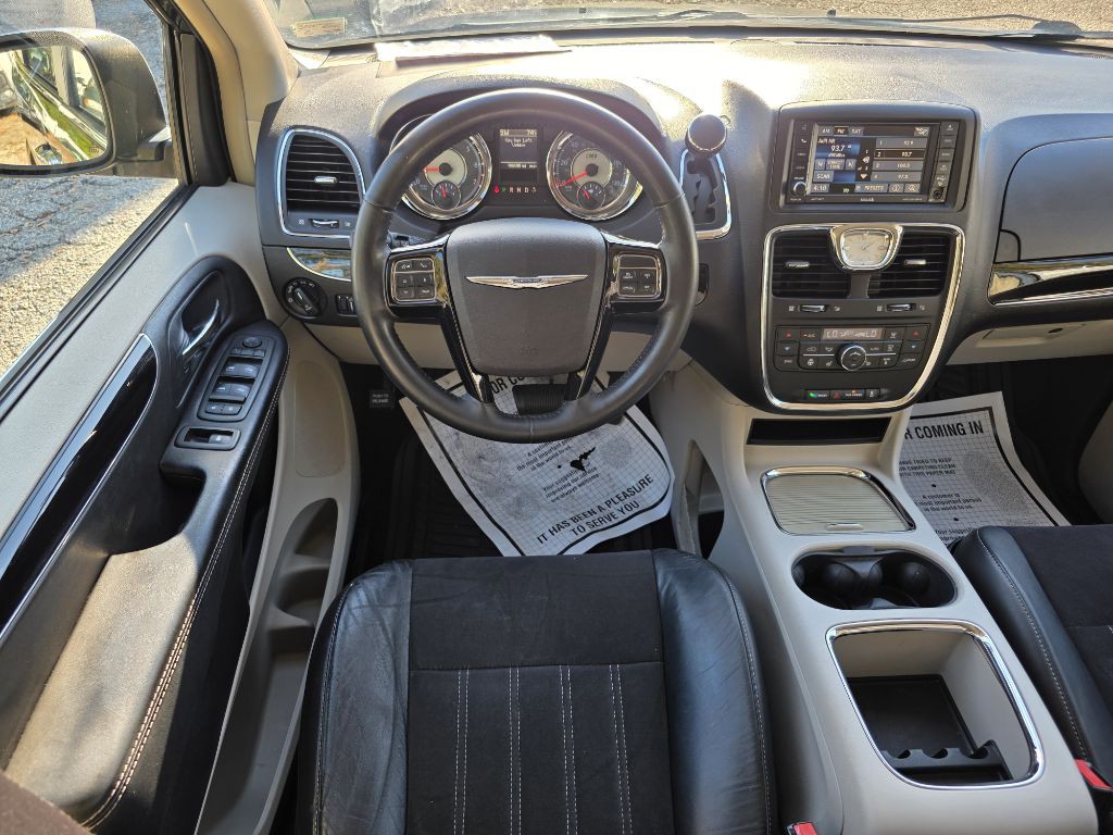 2014 Chrysler Town & Country Image 16