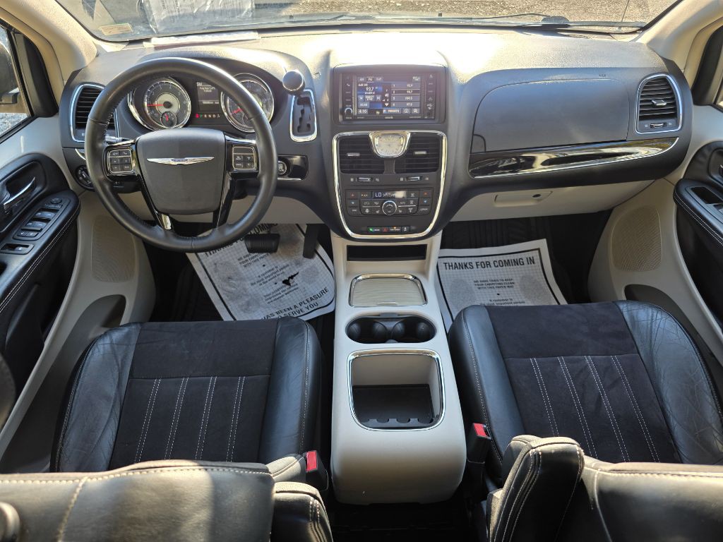 2014 Chrysler Town & Country Image 17