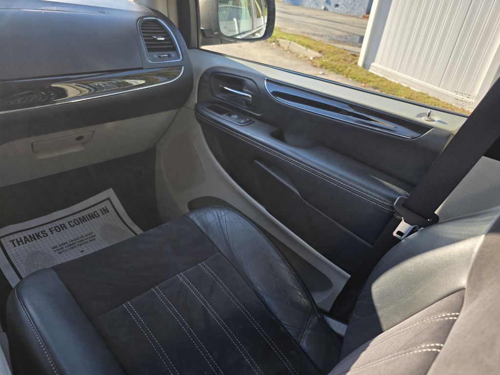2014 Chrysler Town & Country Image 19
