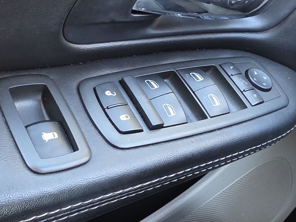 2014 Chrysler Town & Country Image 24