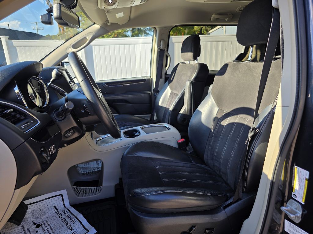 2014 Chrysler Town & Country Image 25