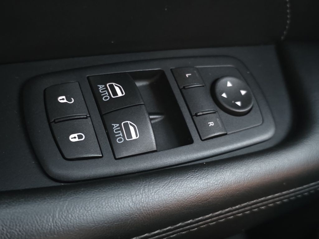 2015 Dodge Challenger Image 21