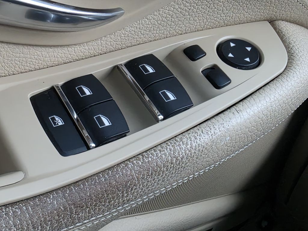 2013 BMW 5 Series Image 24