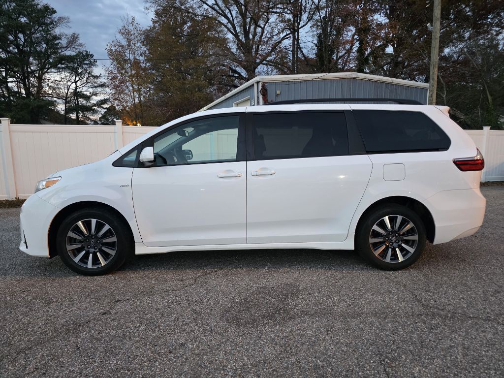 2018 Toyota Sienna Image 2