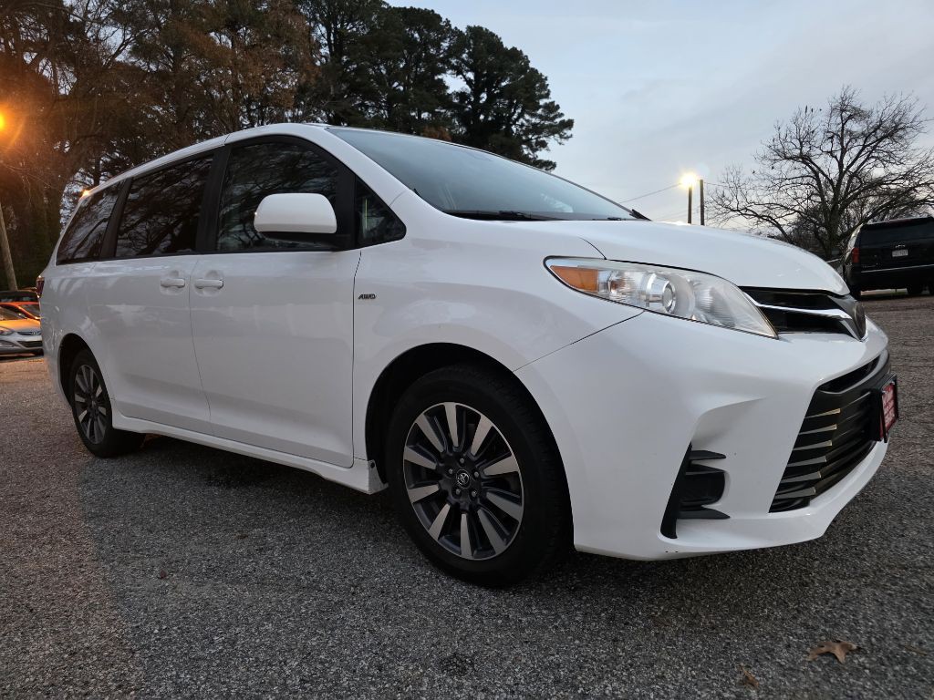 2018 Toyota Sienna Image 3