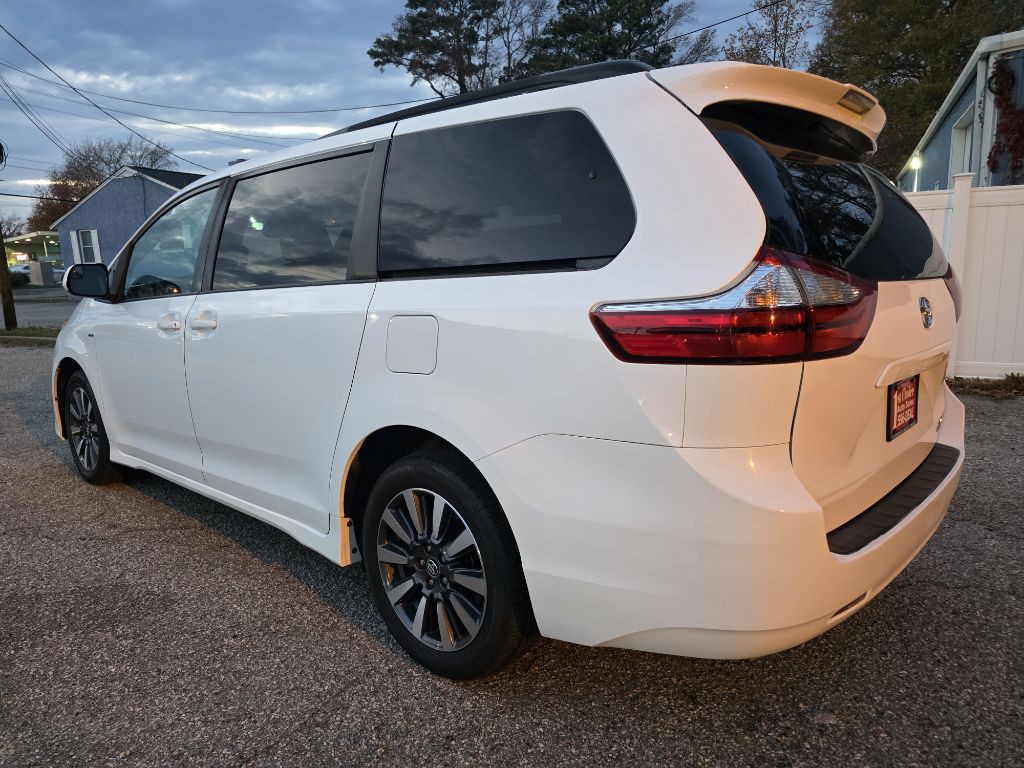 2018 Toyota Sienna Image 9