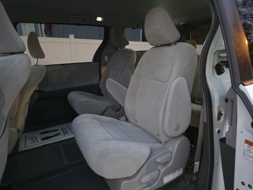 2018 Toyota Sienna Image 14