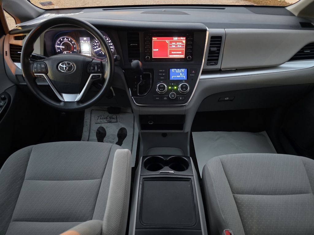 2018 Toyota Sienna Image 16