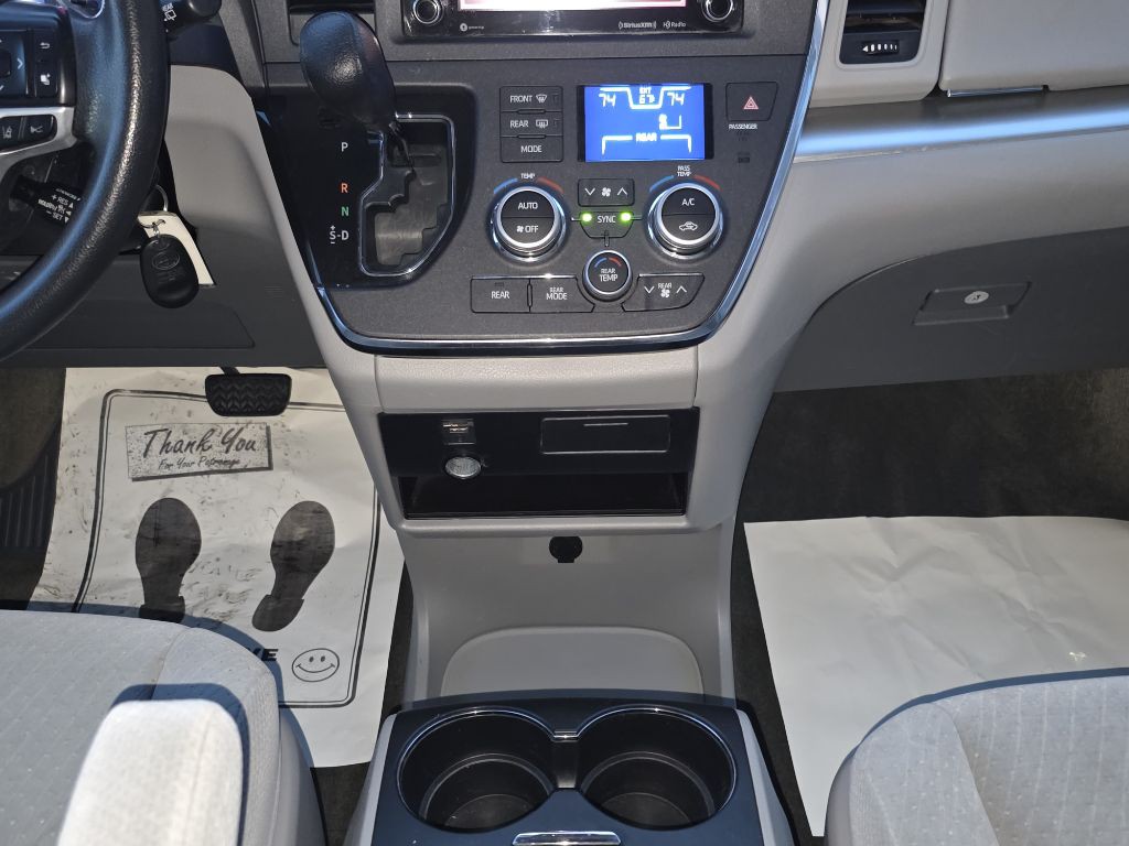 2018 Toyota Sienna Image 19
