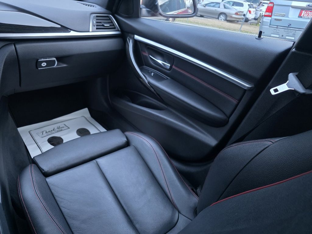 2017 BMW 3 Series Image 17