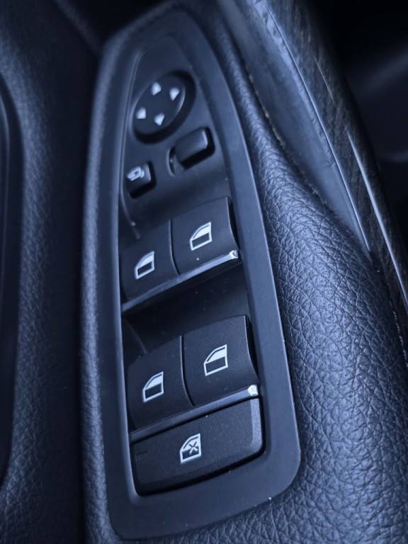 2017 BMW 3 Series Image 25