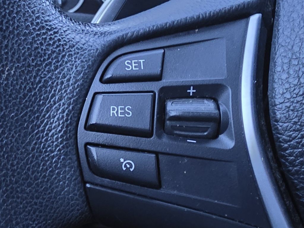 2017 BMW 3 Series Image 26