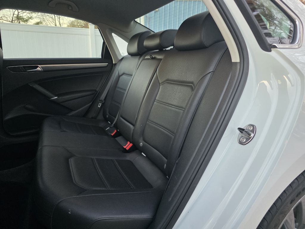 2017 Volkswagen Passat Image 10