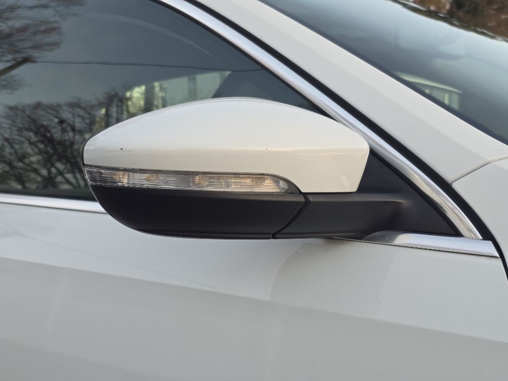 2017 Volkswagen Passat Image 12