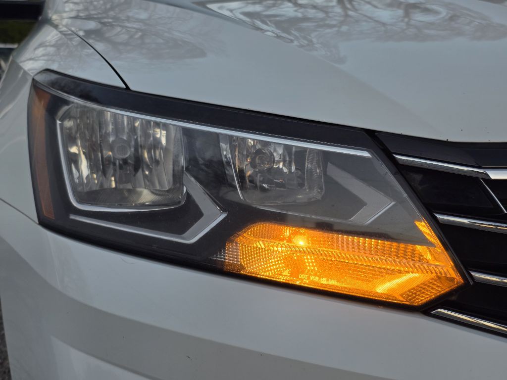 2017 Volkswagen Passat Image 13