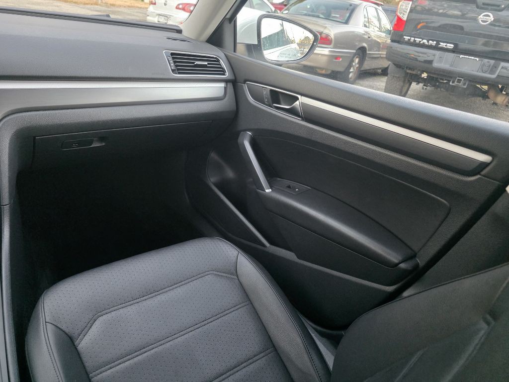 2017 Volkswagen Passat Image 16