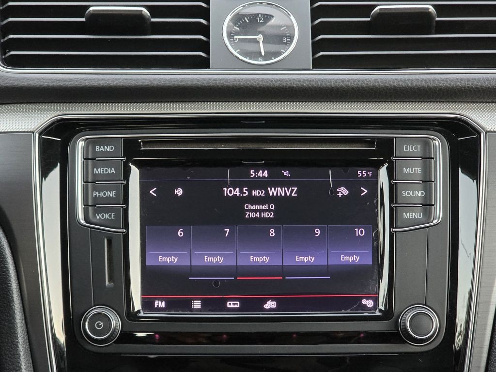 2017 Volkswagen Passat Image 18