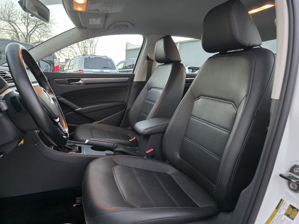 2017 Volkswagen Passat Image 19