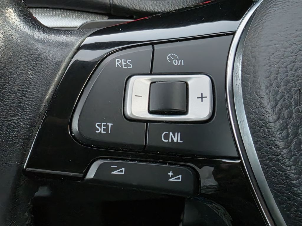 2017 Volkswagen Passat Image 25