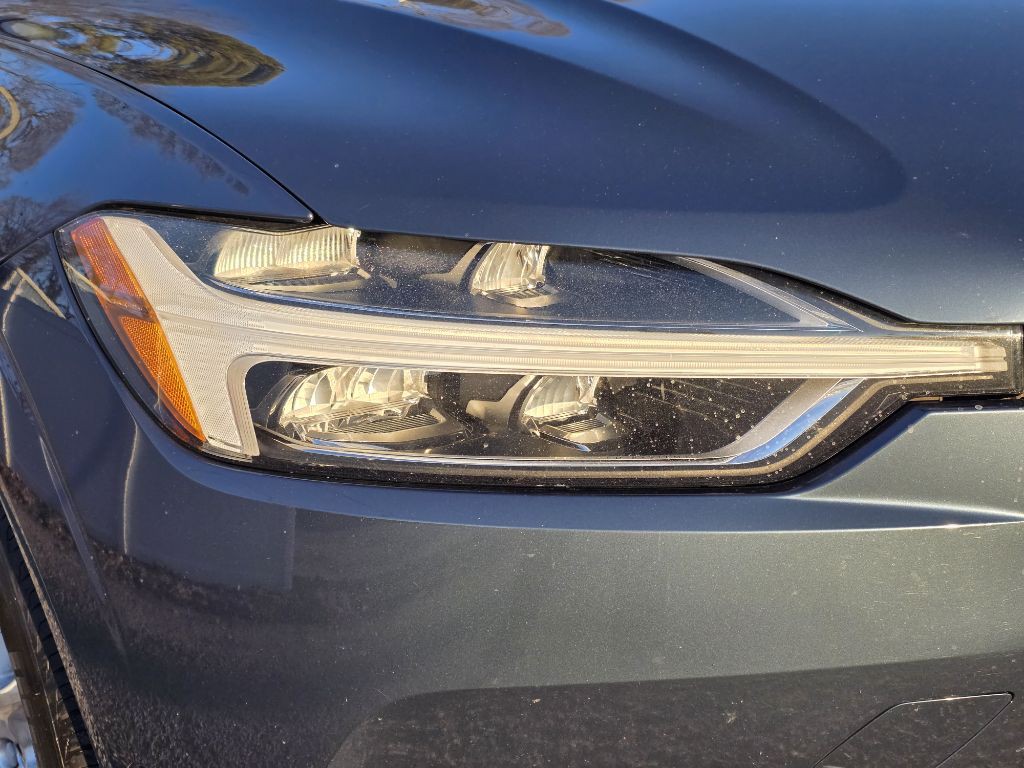 2018 Volvo XC60 Image 9