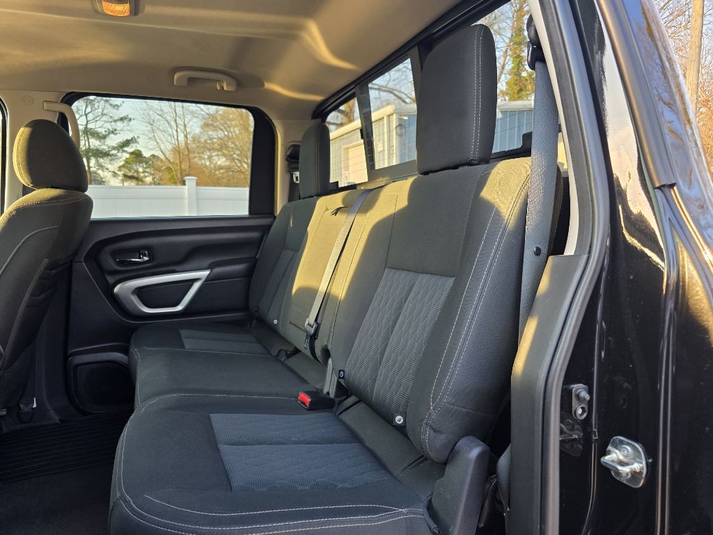 2017 Nissan Titan Image 12