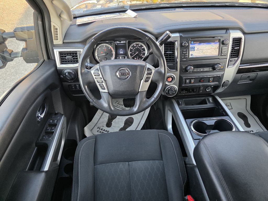 2017 Nissan Titan Image 16