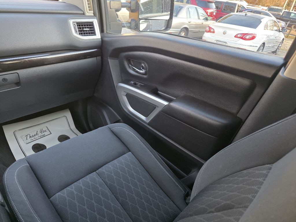 2017 Nissan Titan Image 17